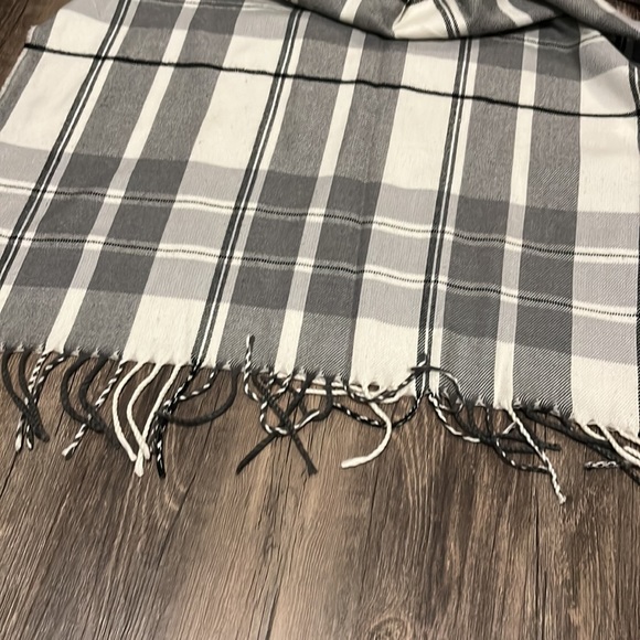 Grey and cream plaid scarf - Picture 3 of 6